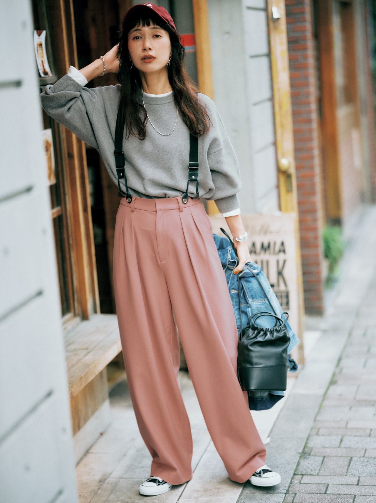 kazumiさんの12closet（トゥエルブクローゼット）【洗える】【kazumiさんコラボ】コットンカシミヤ ２WAYニット グレーと12closet（トゥエルブクローゼット）【洗える】【ストレッチ】【kazumiさんコラボ】サスペンダーパンツ ピンクのコーデ