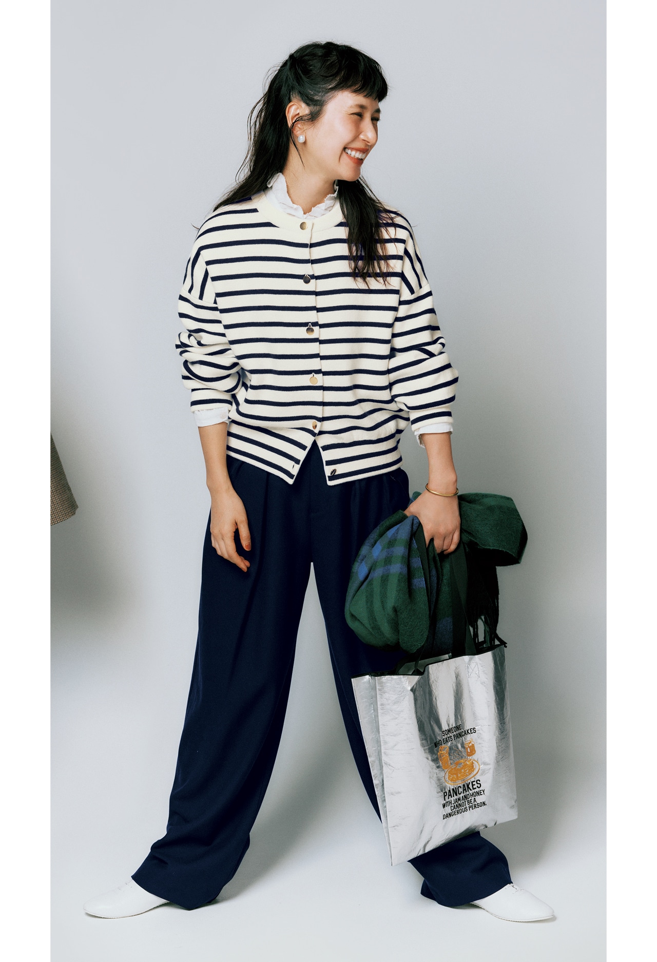 kazumiさんの12closet（トゥエルブクローゼット）【洗える】【kazumiさんコラボ】コットンカシミヤ ２WAYニット ネイビー×ホワイトと12closet（トゥエルブクローゼット）【洗える】【ストレッチ】【kazumiさんコラボ】サスペンダーパンツ ネイビーと12closet（トゥエルブクローゼット）【撥水】【kazumiさんコラボ】“PANCAKE”刺しゅう トートバッグ（M） シルバー×ブラックのコーデ 正面