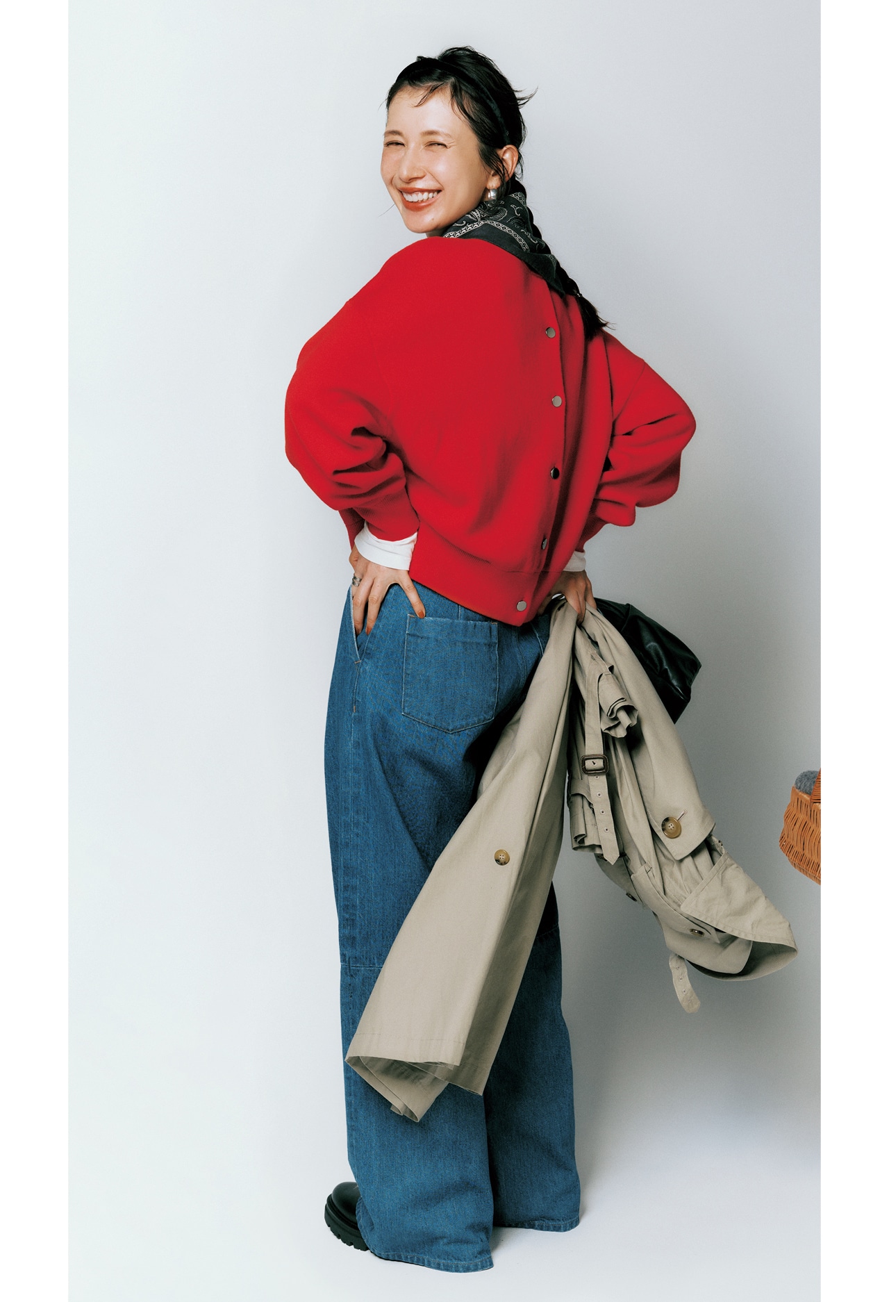 kazumiさんの12closet（トゥエルブクローゼット）【洗える】【kazumiさんコラボ】コットンカシミヤ ２WAYニット レッドのコーデ 背面