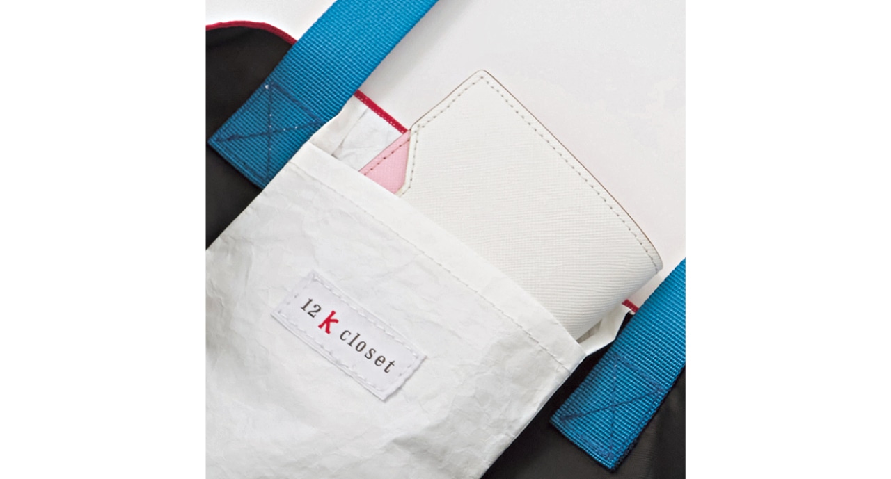 M、Lとも小物収納に便利な内ポケットが1つ。コラボ記念の特別なタグは、全アイテムにあしらわれています。