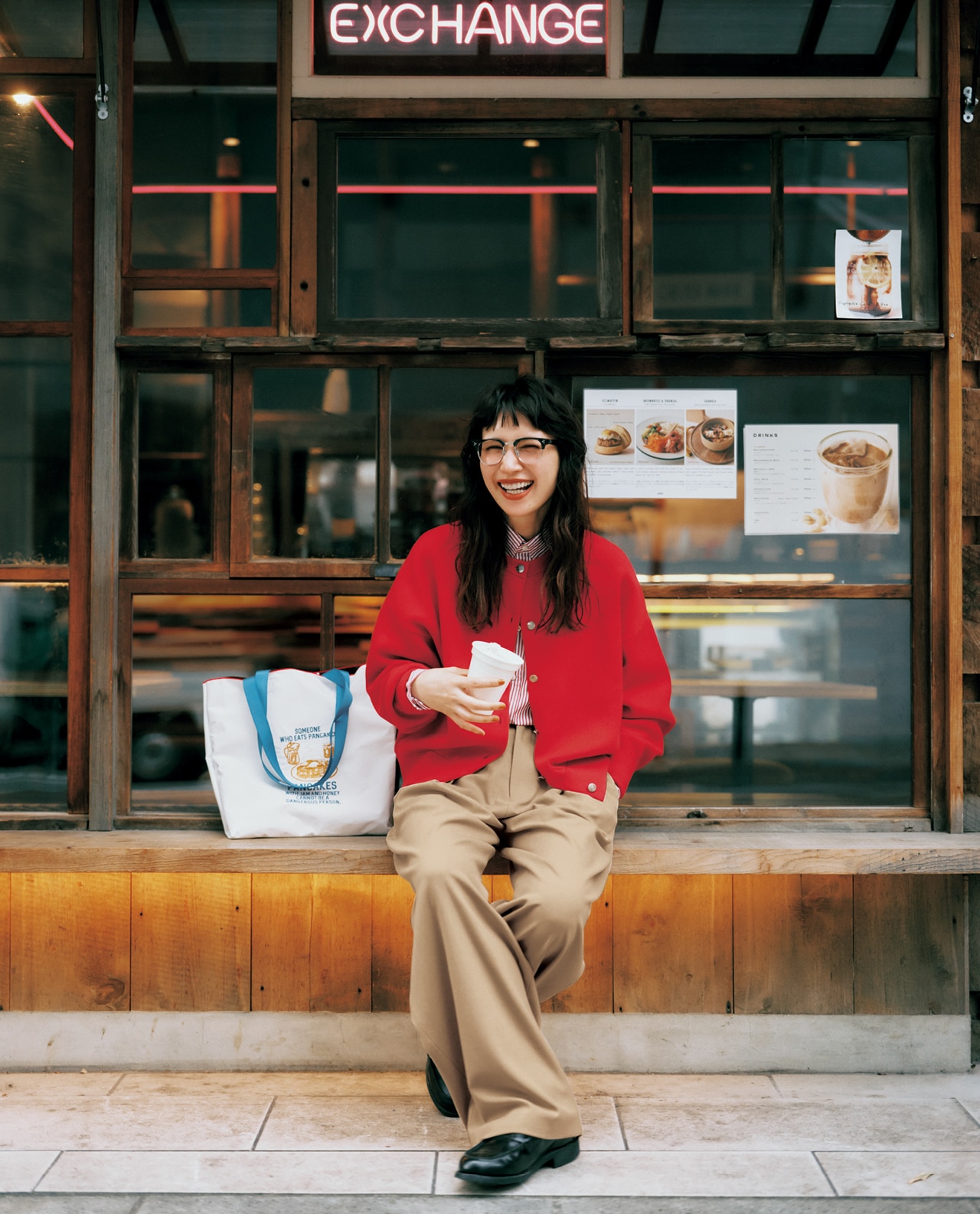 kazumiさんの12closet（トゥエルブクローゼット）【洗える】【kazumiさんコラボ】コットンカシミヤ ２WAYニット レッドと12closet（トゥエルブクローゼット）【洗える】【ストレッチ】【kazumiさんコラボ】サスペンダーパンツ ベージュと12closet（トゥエルブクローゼット）【撥水】【kazumiさんコラボ】“PANCAKE”刺しゅう トートバッグ（M） ホワイト×ブルーのコーデ