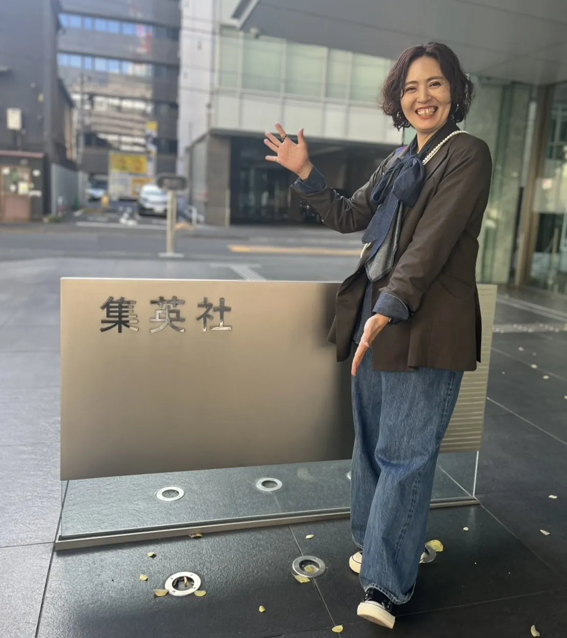 「スローブ イエナ」のビッグボウタイシャツが主役のデニムコーデ