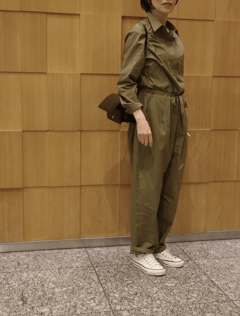 「MARMARMAR」のシャツカラーオールインワンが主役のコーデ