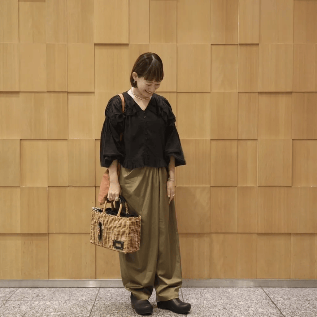 「カレンソロジー」のサテンパンツが主役のコーデ