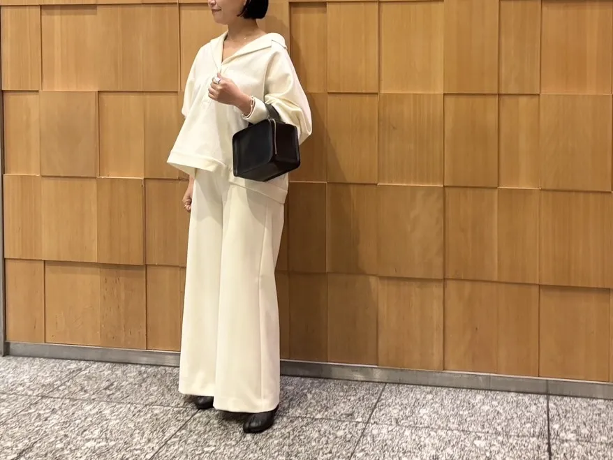 「カオス」のプルオーバーが主役のオールホワイトコーデ