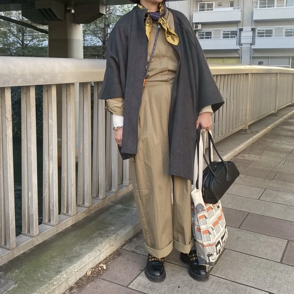 「アーバンリサーチドアーズ」のオールインワン×「アダムエロペ」のシルクスカーフのコーデ