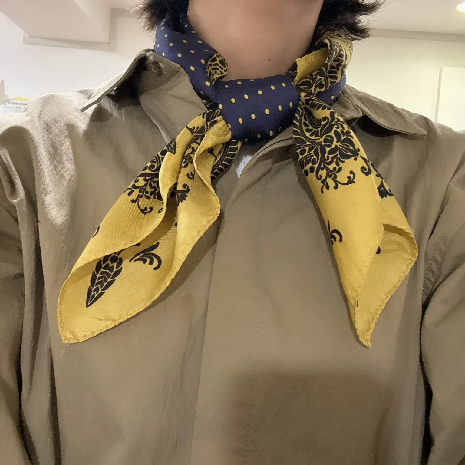 アダムエロペのスカーフを巻いた首元