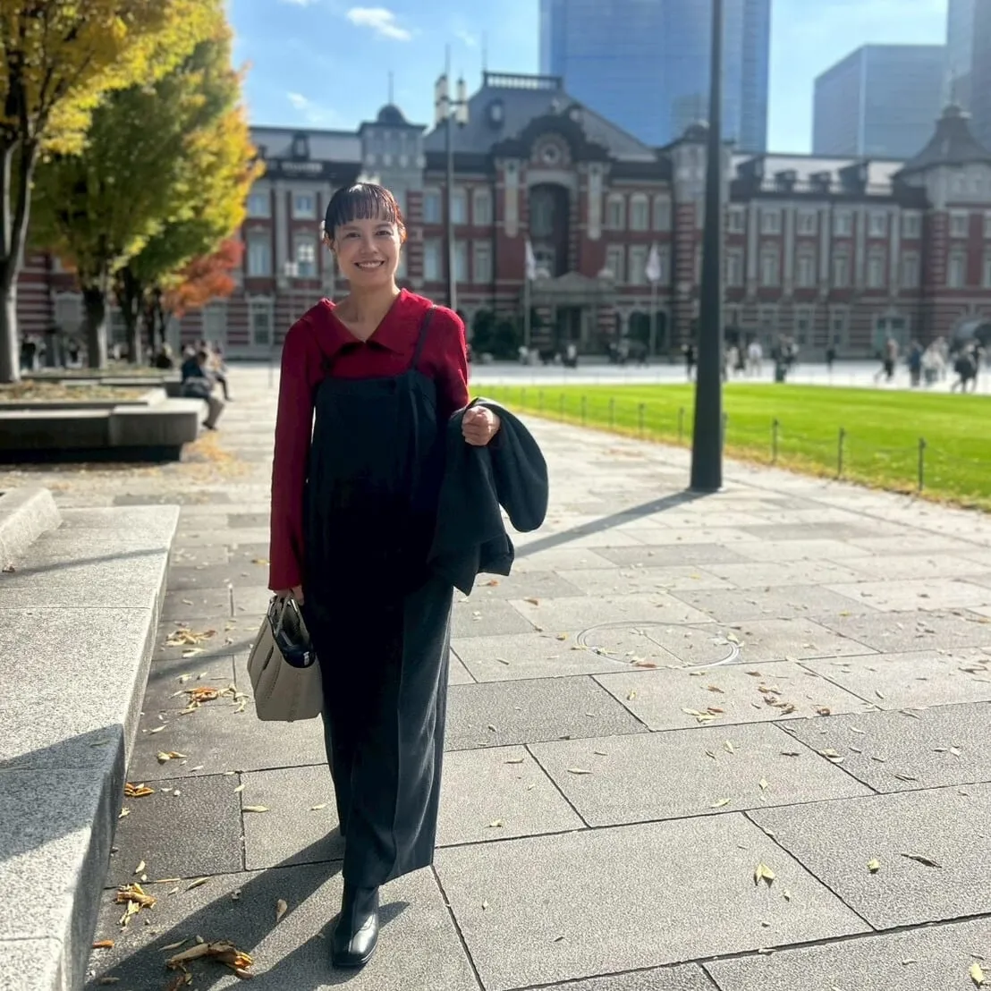 「ローリーズファーム」のグレーサロペット×赤の襟付きニットコーデ