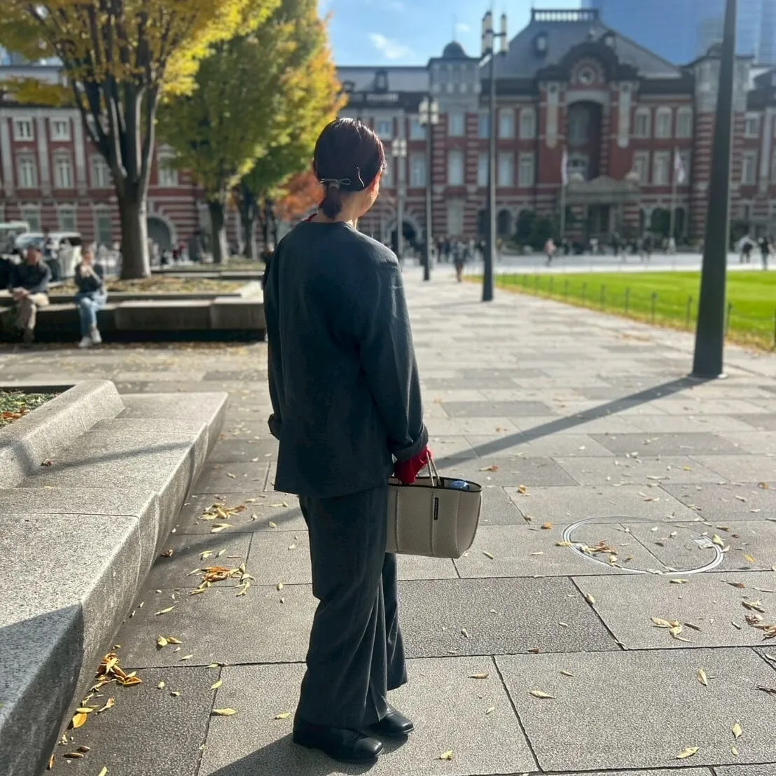 セットアップのジャケットを羽織った後ろ姿