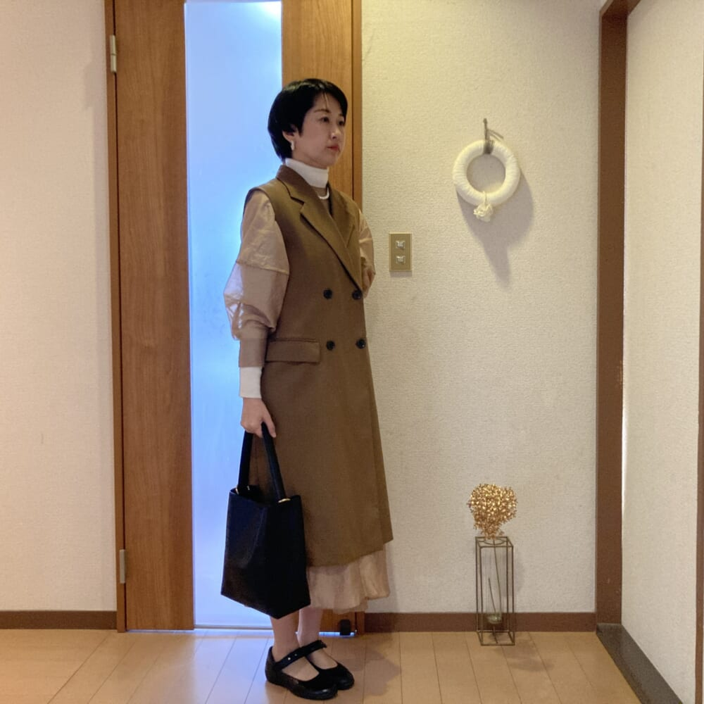 「NATURAL BEAUTY BASIC」のワンピース×「GU」のロングジレのコーデ