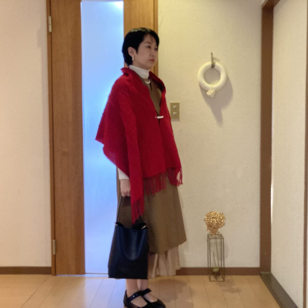 上から赤いストールを羽織ったコーデ