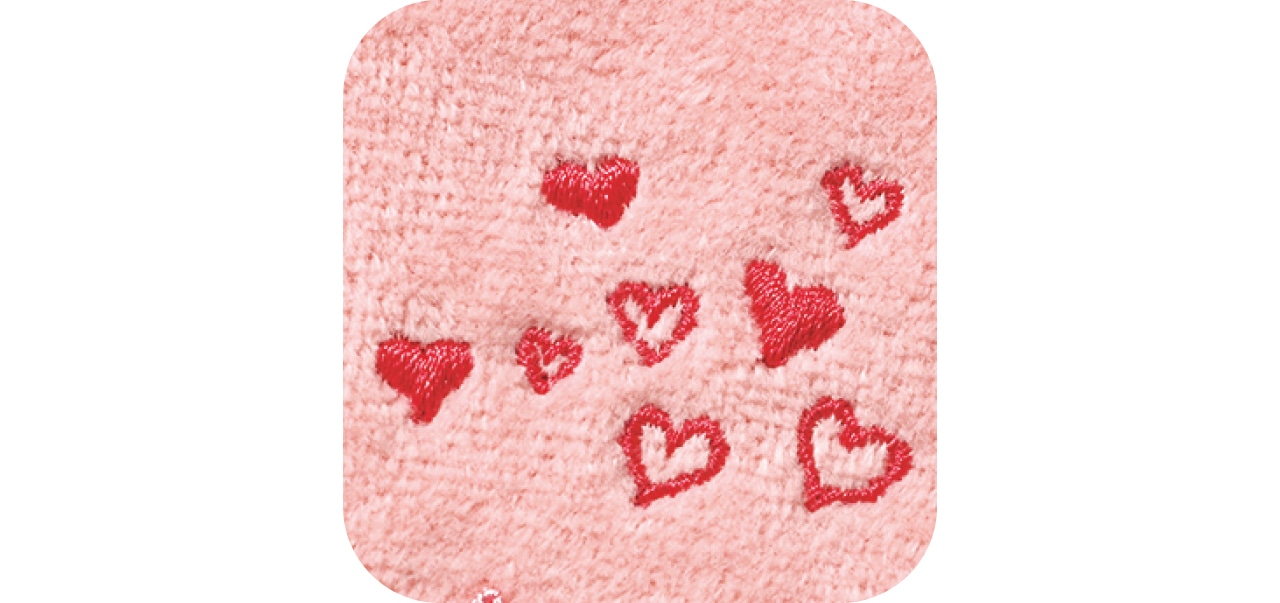 ピーチは乙女心をくすぐるハートの刺しゅう入り。赤＆縁取りのみと色使いにもこだわり！