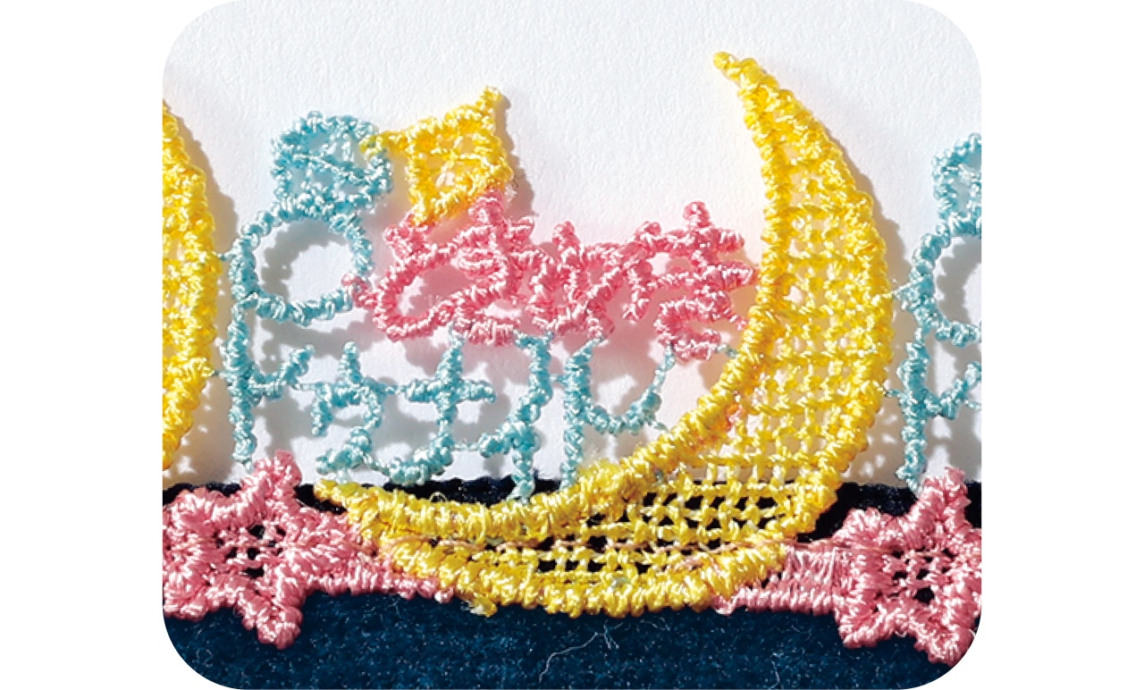 ハンカチを彩るのはピンク×ブルー×イエローの繊細なレース。漫画のタイトル＆物語に登場する月、指輪、星etc.が軽やかにちりばめられています。