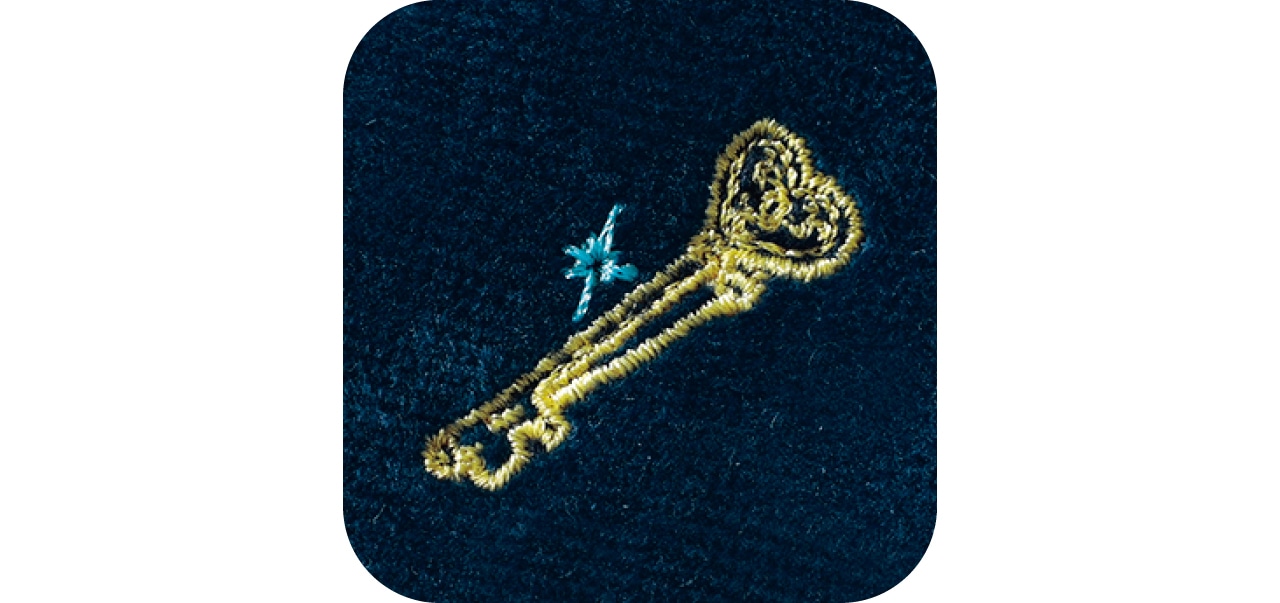 ネイビーは、主人公の蘭世が真壁くんからクリスマスイブにもらった、鍵のブローチ。まさにキーアイテム！