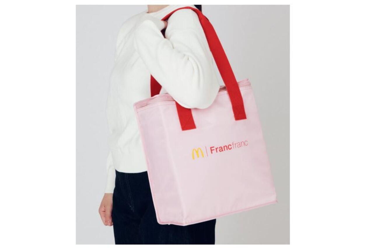 マクドナルドフランフランコラボ保冷バッグを肩から掛けている様子