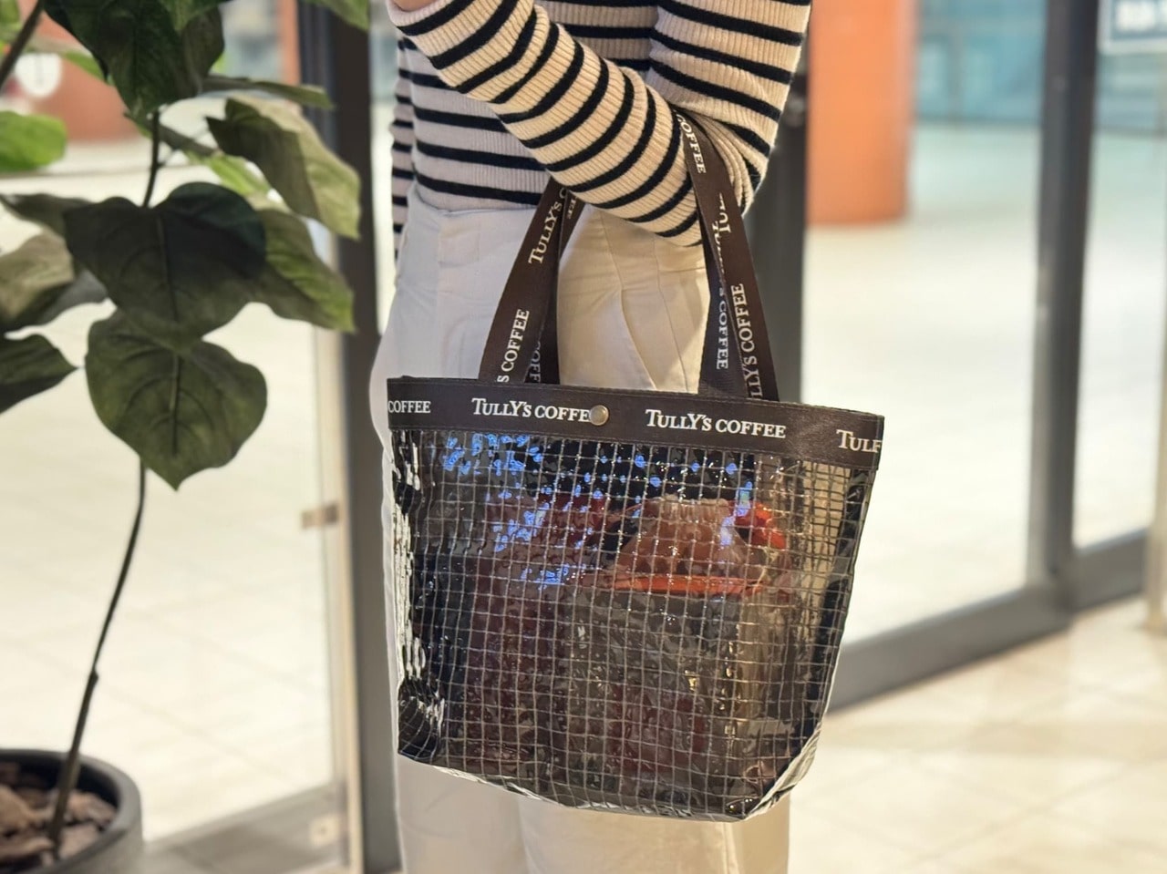 タリーズ福袋「2026 HAPPY BAG」5500円バッグを腕に下げている様子