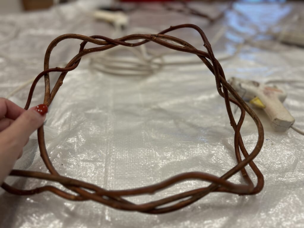 簡単にできる手作りクリスマスリースの作り方、ベニヅルを丸める。