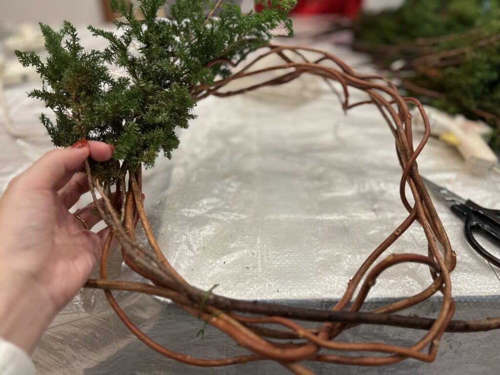 簡単にできる手作りクリスマスリースの作り方、ヒムロスギを巻いていく。