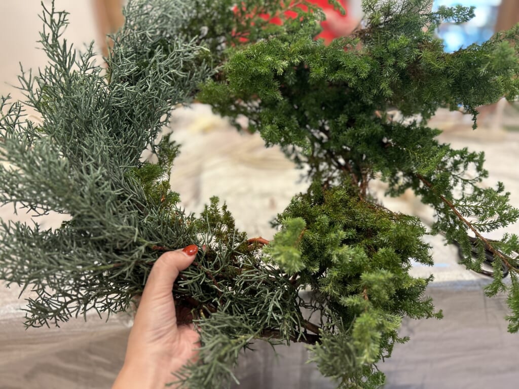 簡単にできる手作りクリスマスリースの作り方、ブルーアイスを巻いていく。