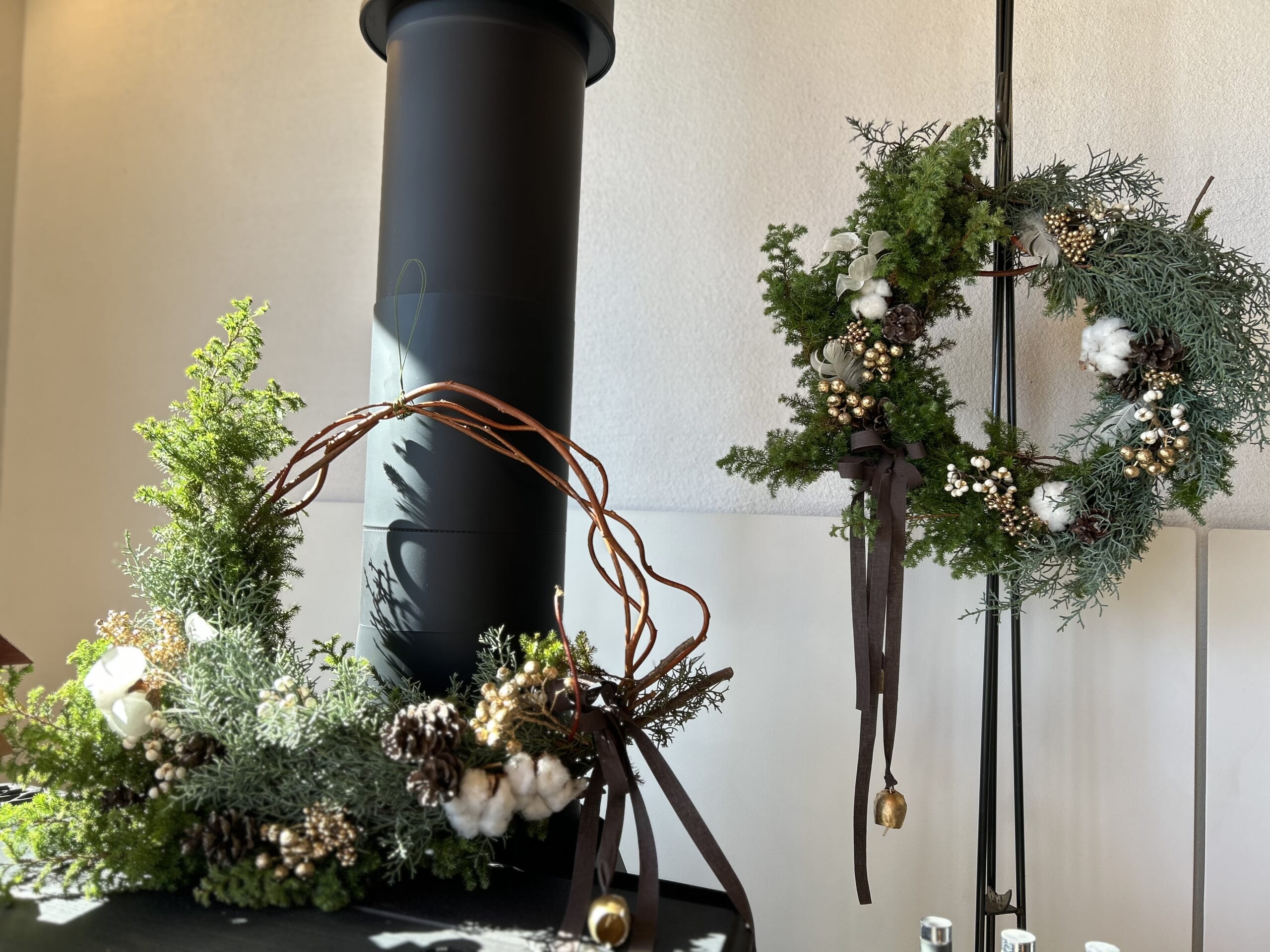 鳥の羽やルナリア、リボンとゴールドのベルをつけて、上品で大人っぽいクリスマスリースの完成。