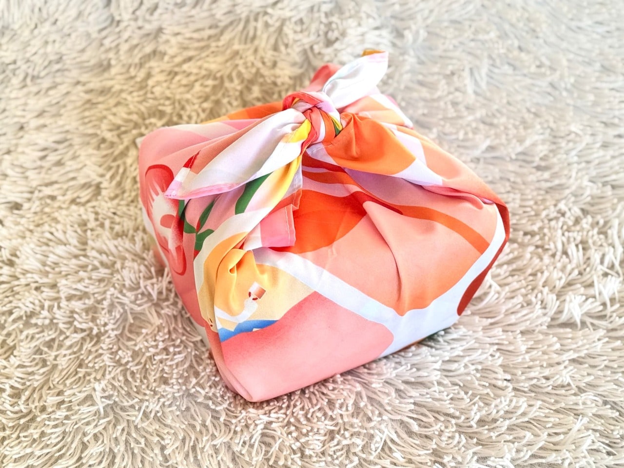 ゴンチャ福袋「ゴンチャ オリジナル ハピネス バッグ 2026」中身が風呂敷に包まれている様子