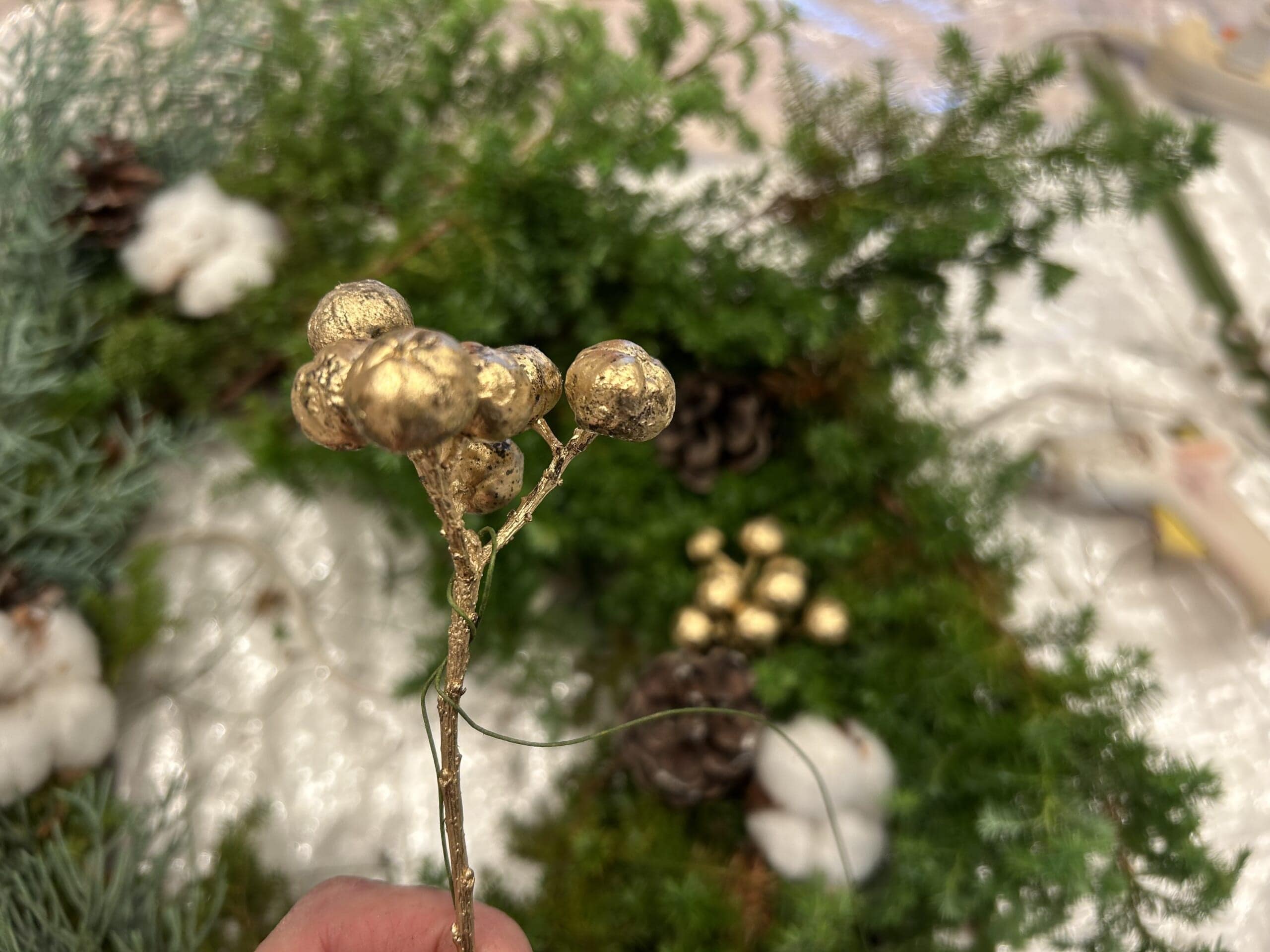 簡単にできる手作りクリスマスリースの作り方、ナンキンハゼの付け方。