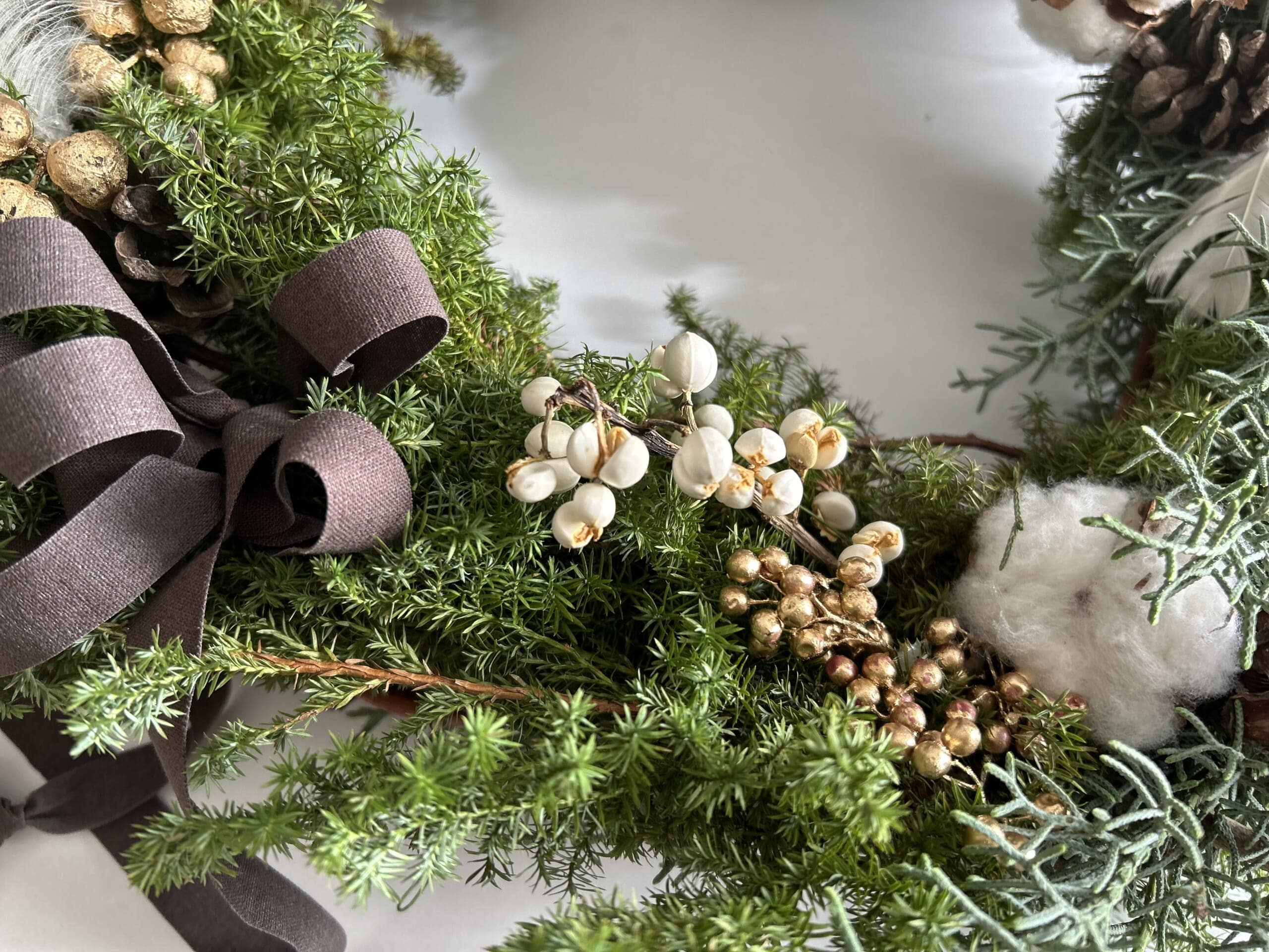 「上品で大人っぽい」針葉樹をたっぷり使った簡単にできる手作りクリスマスリース。