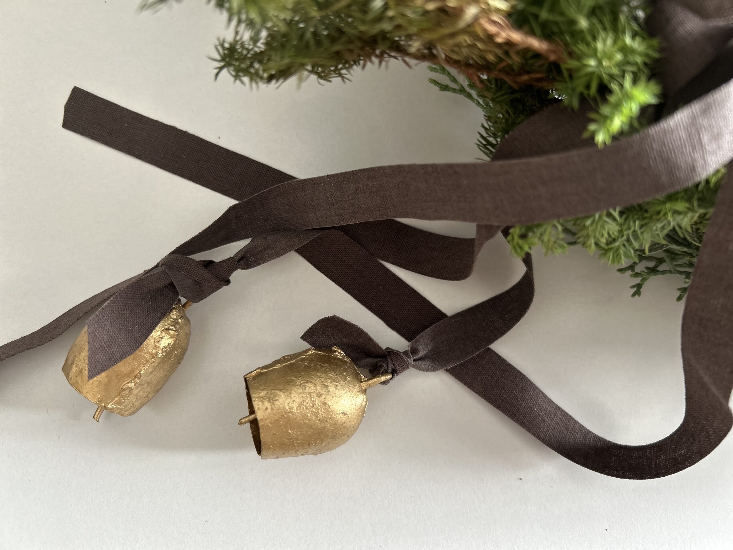 「上品で大人っぽい」簡単にできる手作りクリスマスリースのベル飾り。