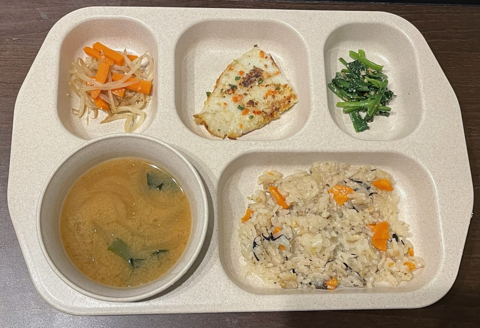 ほうれん草 白身魚 炊き込みご飯 味噌汁