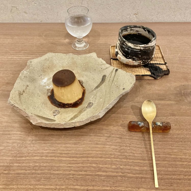 淡路島「日月長 hitukinagaku」プリン（ブラック）とコーヒー