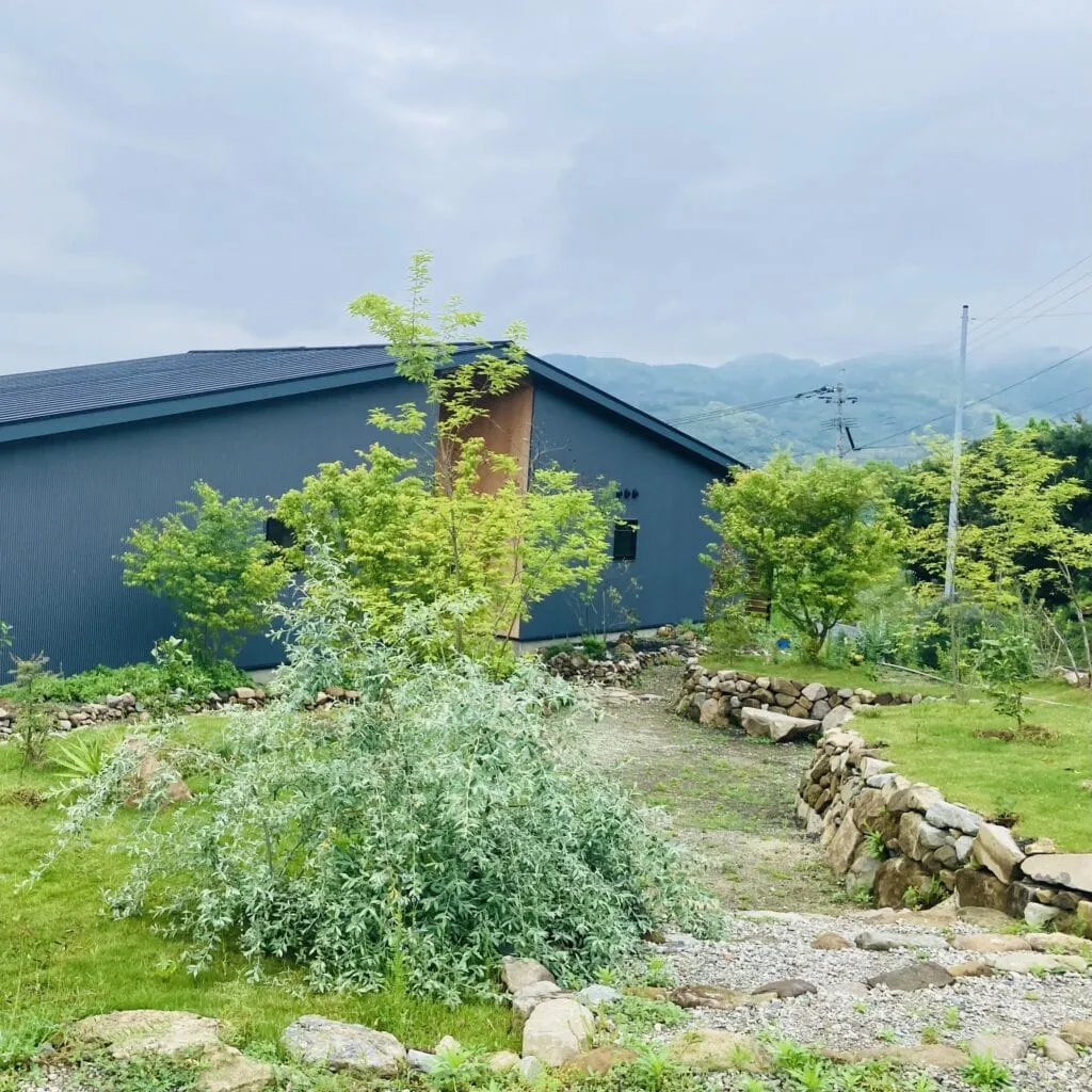 熊本「食卓mano」外観と庭