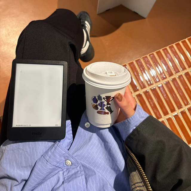 Amazon Kindle6インチ/16GBを使って読書中の写真