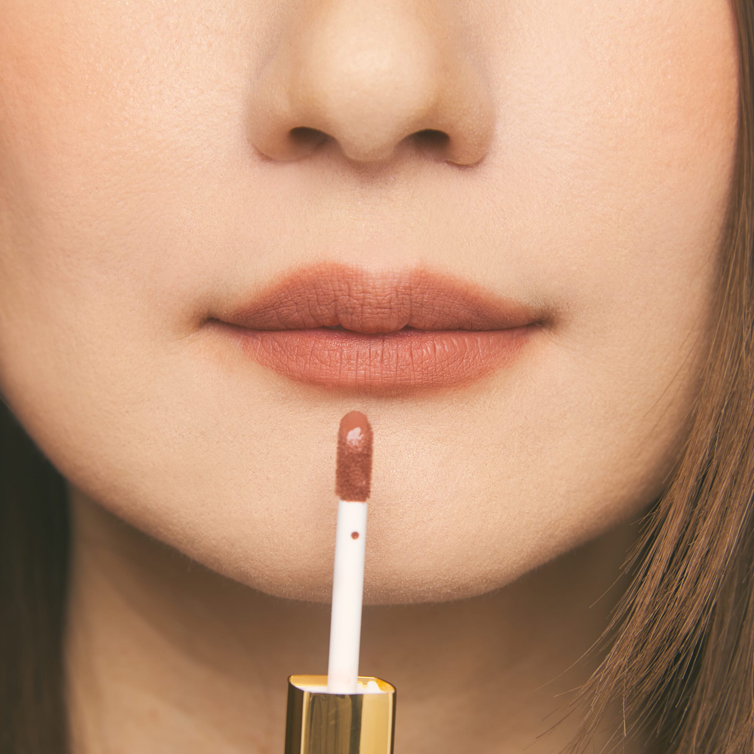 【188 キャラメル ベージュ】のリップカラーを塗ったところ。