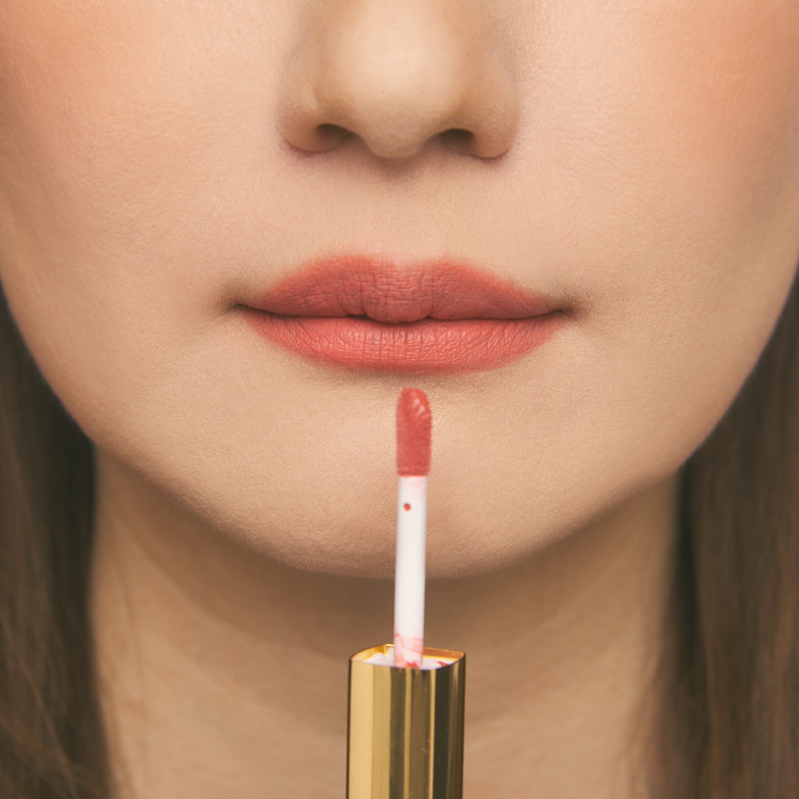 【192 コーラル ピンク】のリップカラーを塗ったところ。