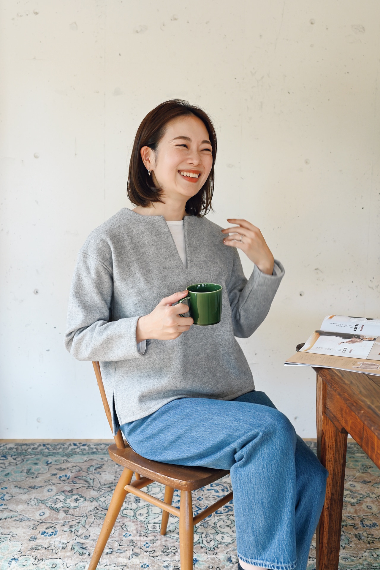 EmiさんのLEE限定 OURHOME（アワーホーム）【洗える】ウール混素材のキーネックプルオーバーのコーデ