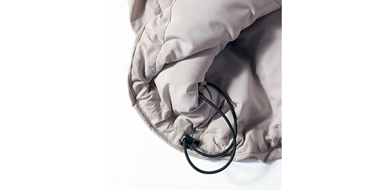 裾内側のドローコードを絞るとふんわりと丸みのあるシルエットに。冷たい風の侵入も防ぎます。