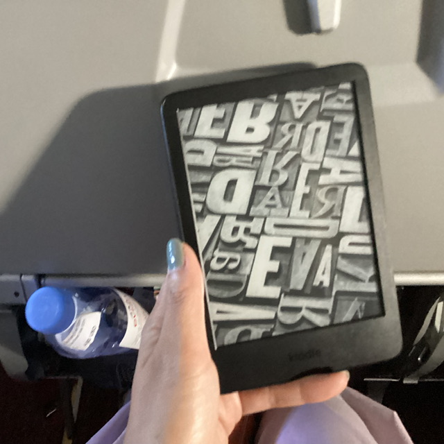 Amazon Kindle6インチ/16GBを機内で使用する写真