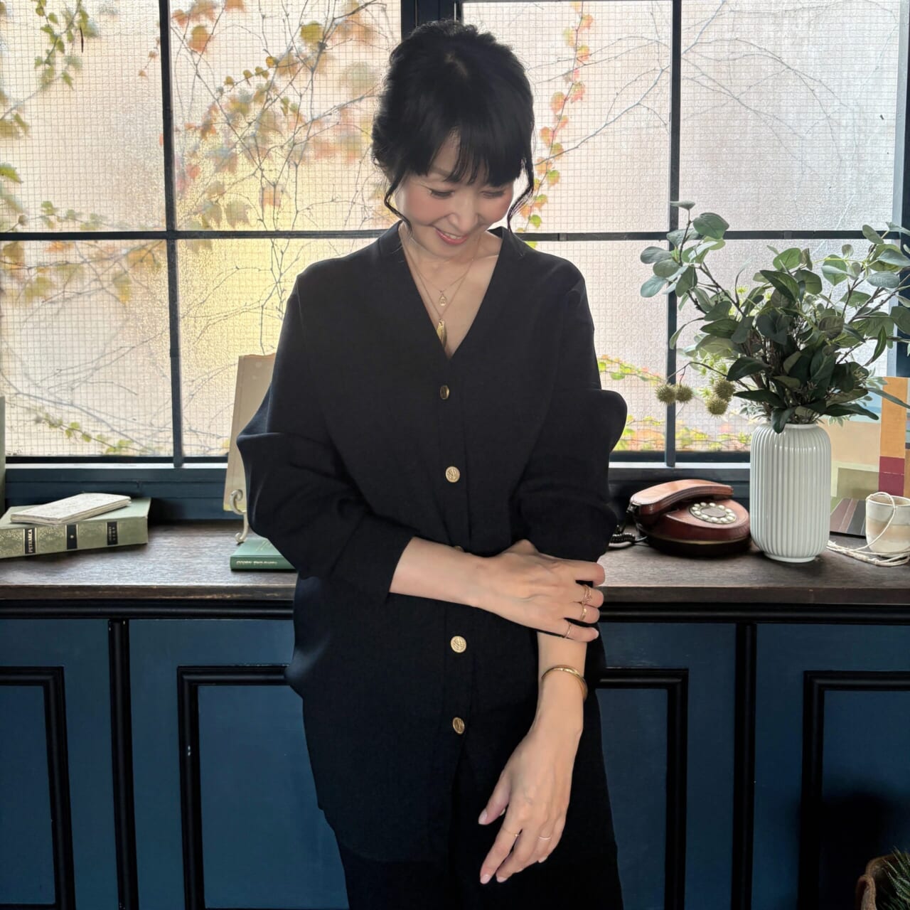 MUSE de Deuxieme Classe　ネイビーコーデ　50代のアクセサリー