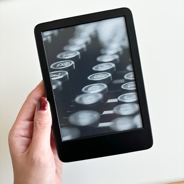 Amazon Kindle6インチ/16GBを手にもった写真