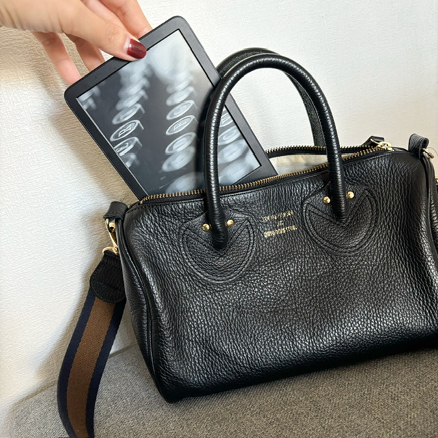 Amazon Kindle6インチ/16GBをバッグに入れる写真