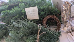 リース作りのための花材（サツマ杉、モミの木、ブルーアイスなど）と土台や飾り