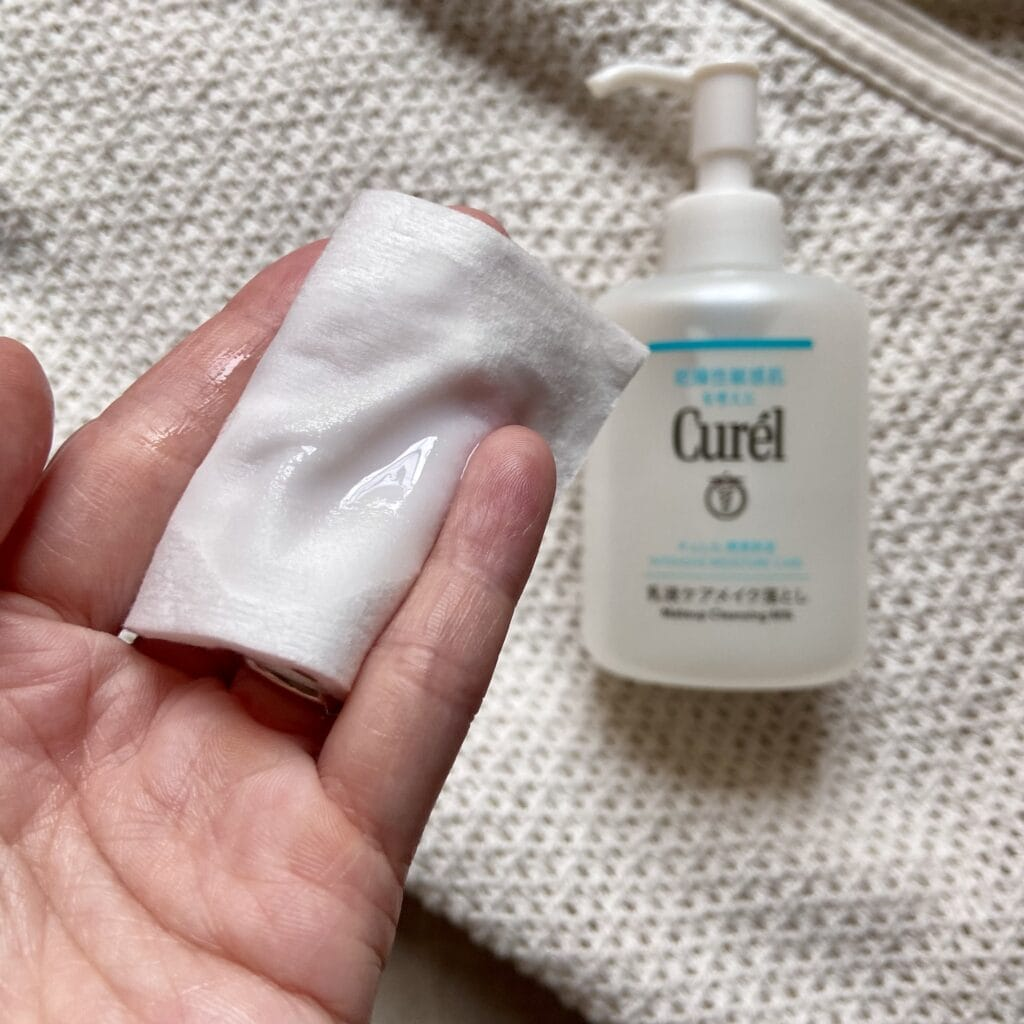 キュレル「湿潤保湿 乳液ケアメイク落とし」コットンに出したところ
