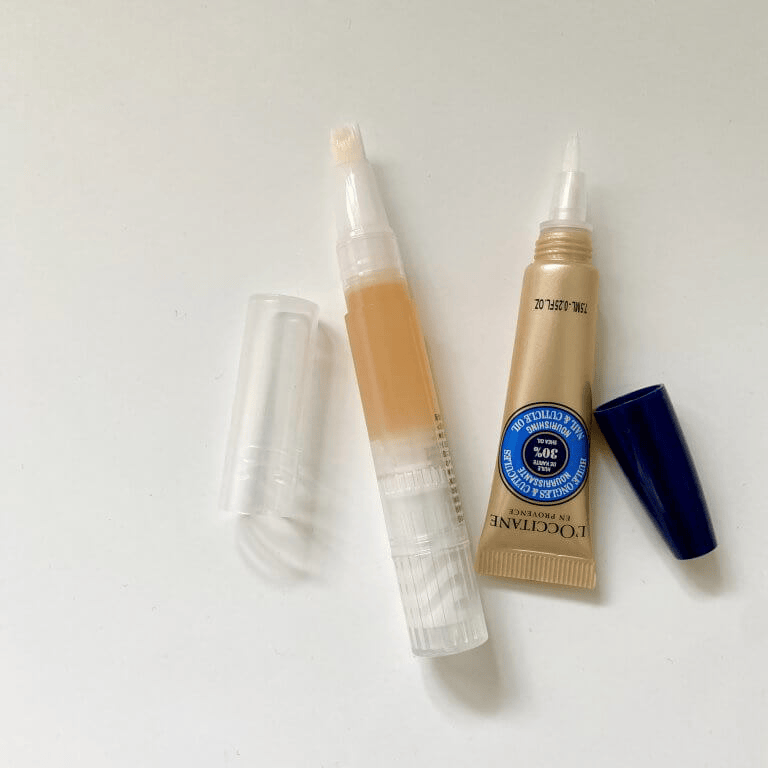 無印良品「ネイルケアオイル」、ロクシタン「シア ネイルオイル」蓋を開けたところ