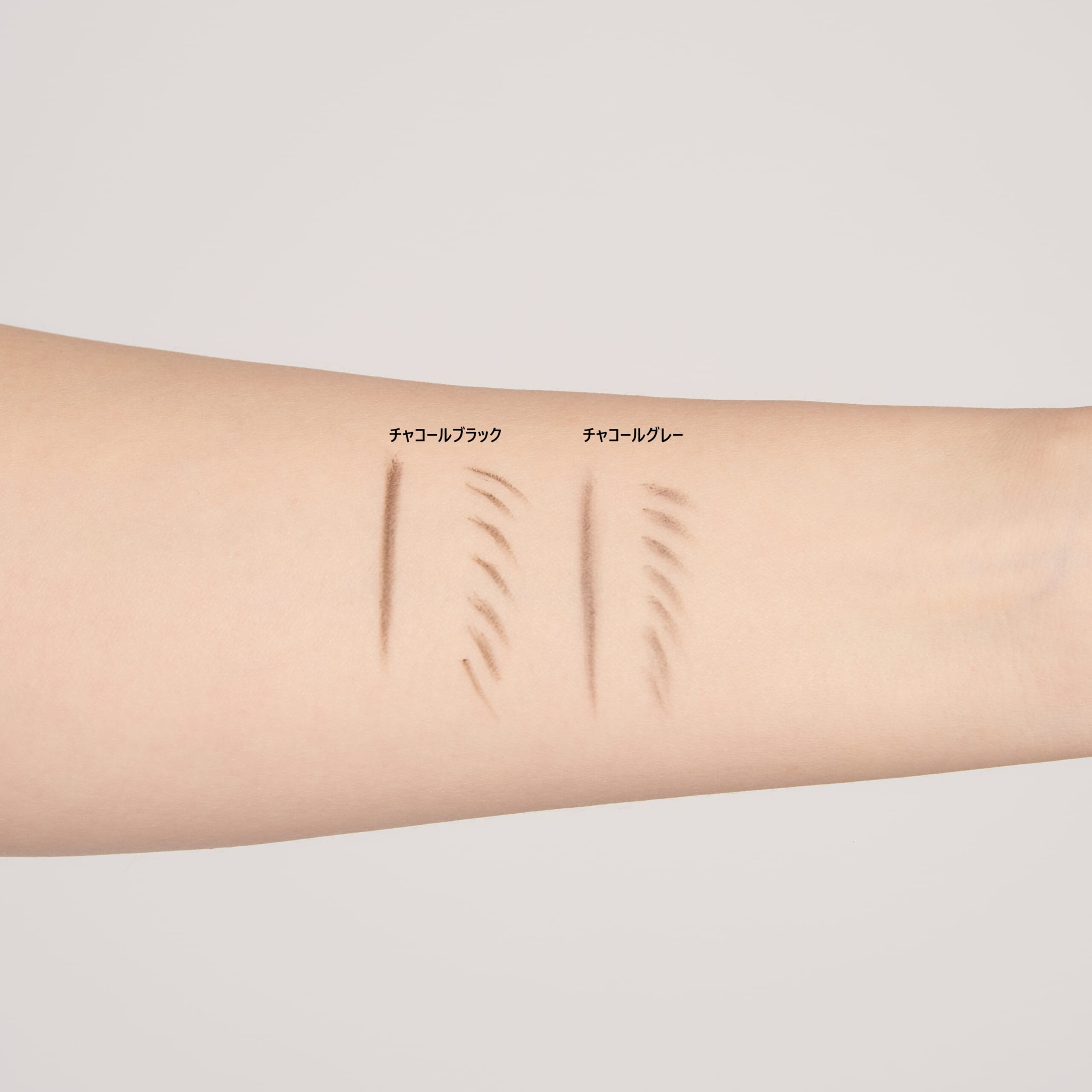 腕にスウォッチ。