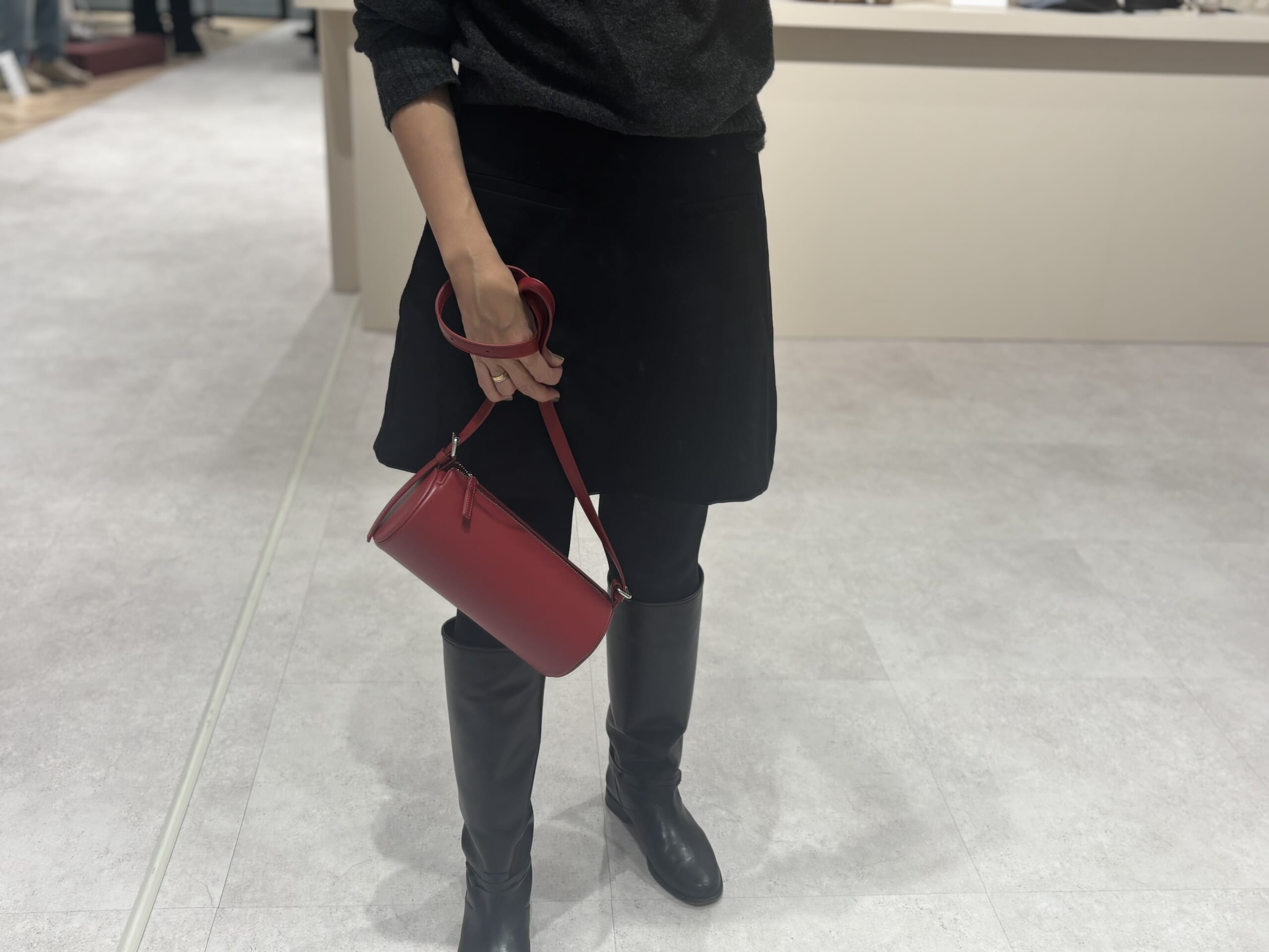 GU シリンダーバッグを手持ち