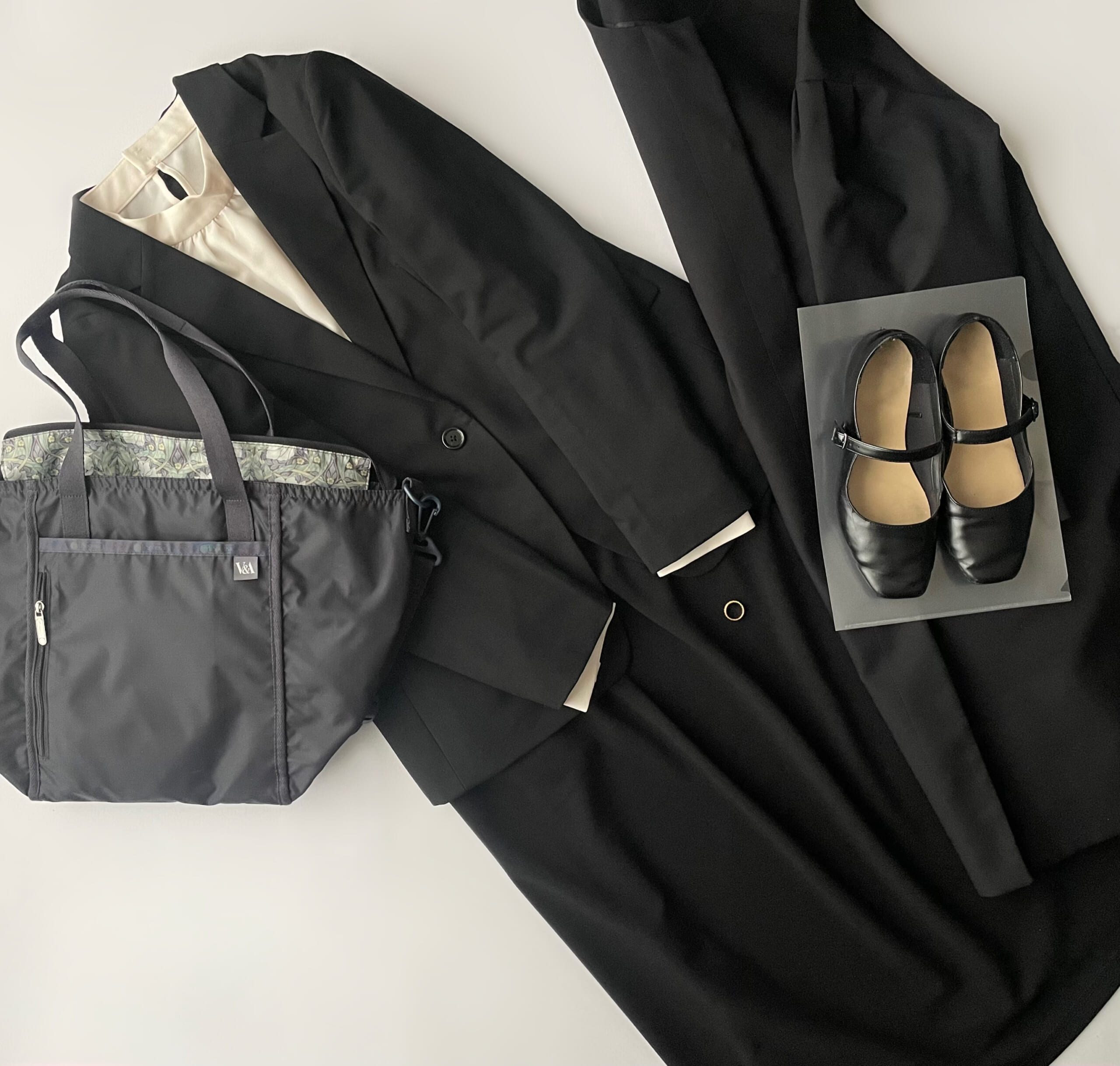 40代女性の2025年11月下旬~12月初旬コーデ、フラットレイ画像5