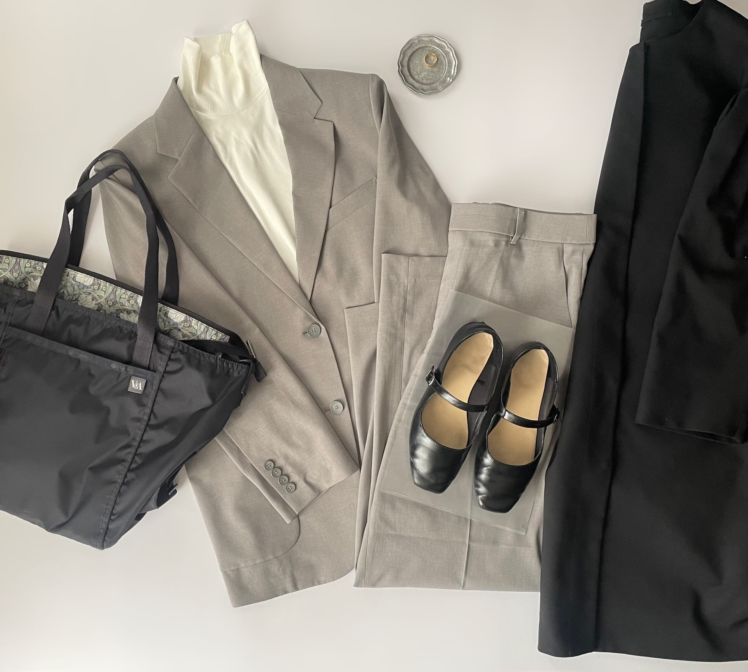 40代女性の2025年11月下旬~12月初旬コーデ、フラットレイ画像4