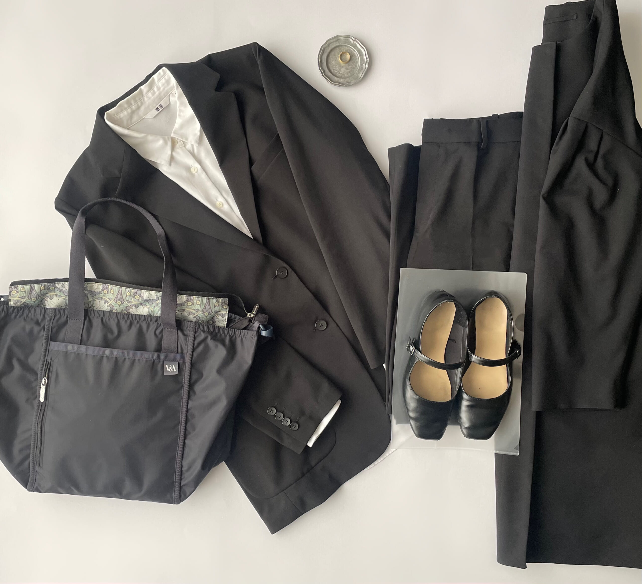 40代女性の2025年11月下旬~12月初旬コーデ、フラットレイ画像3