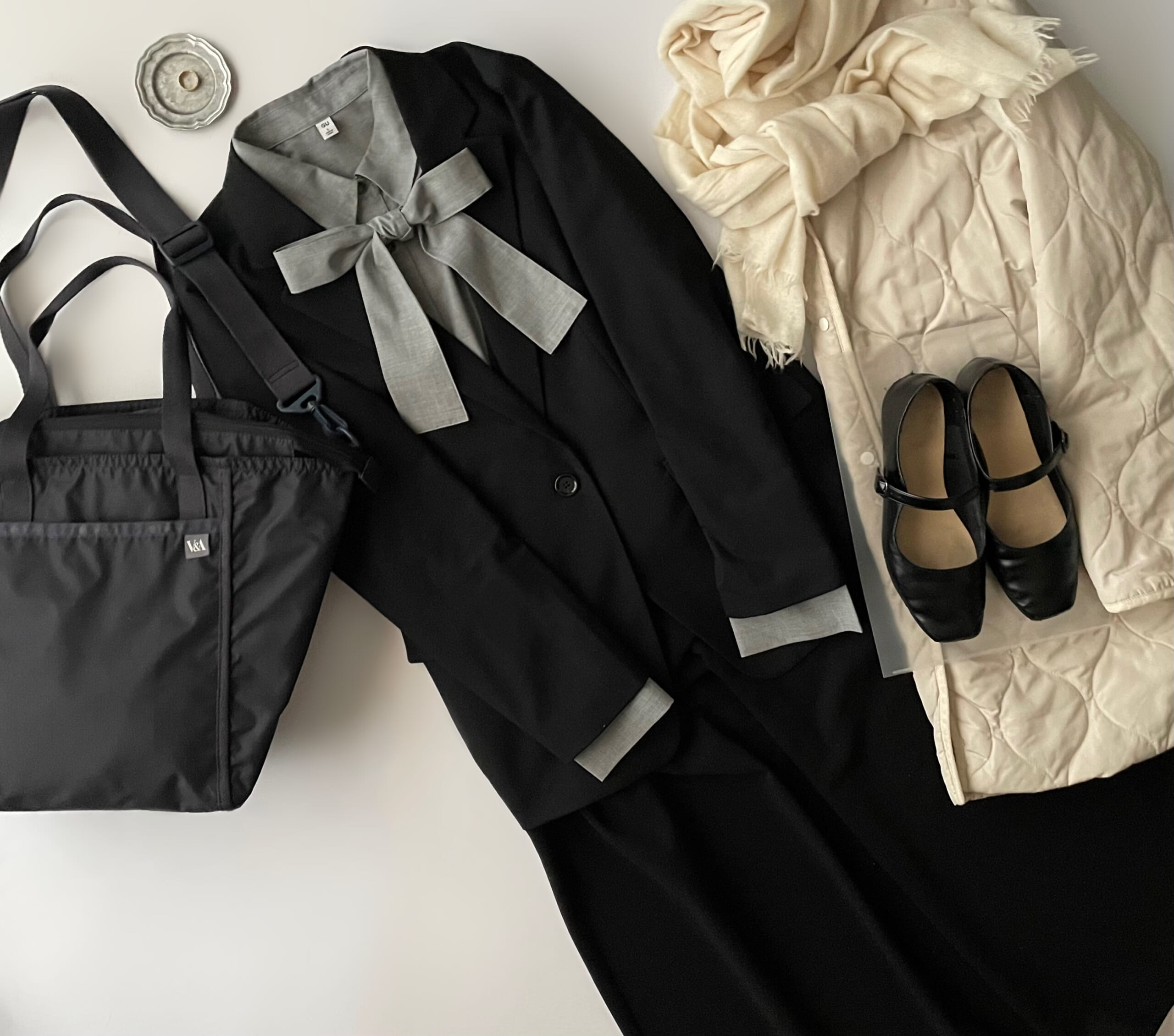 40代女性の2025年11月下旬~12月初旬コーデ、フラットレイ画像1