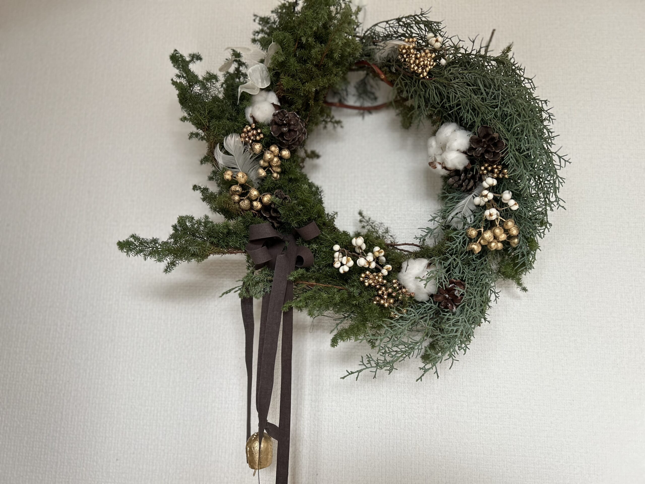 大人っぽくシックなクリスマスリースを玄関に飾った様子。